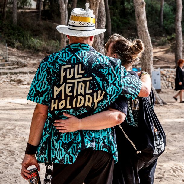 Fan mit Full Metal Holiday Hemd am Strand